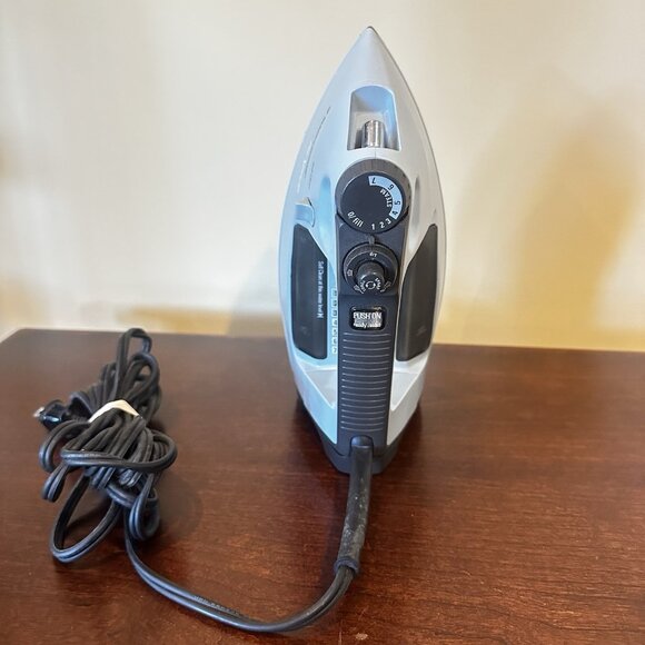 Black & Decker Pro Xpress Iron #F621S Steam Iron **Tested** - Picture 2 of 7